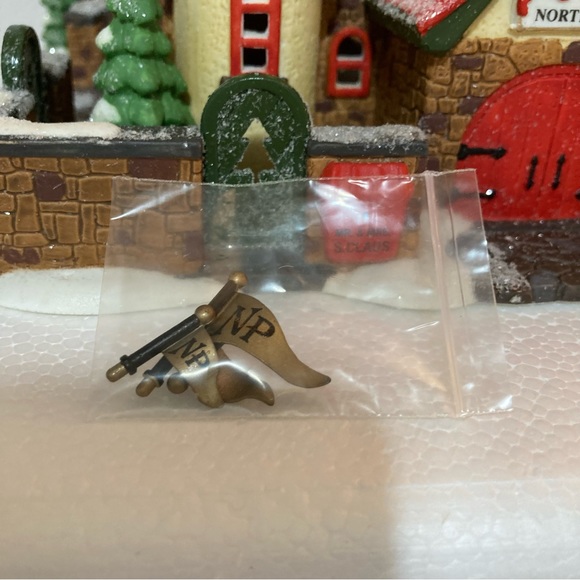 Department 56 “Home of Mr and Mrs Claus”. North Pole Series. Heritage Village - Picture 4 of 6